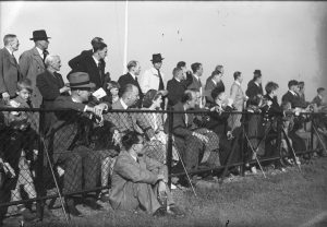 Toeschouwers met in midden Karel Lotsy na opening nieuw clubgebouw Zwaluw-VFC, 12 oktober 1947