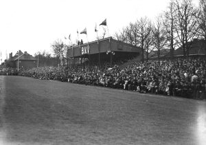 Tribune en toeschouwers op Heidelust aan Kampdijklaan in Vught voor wedstrijd BVV-PSV, 4 mei 1948