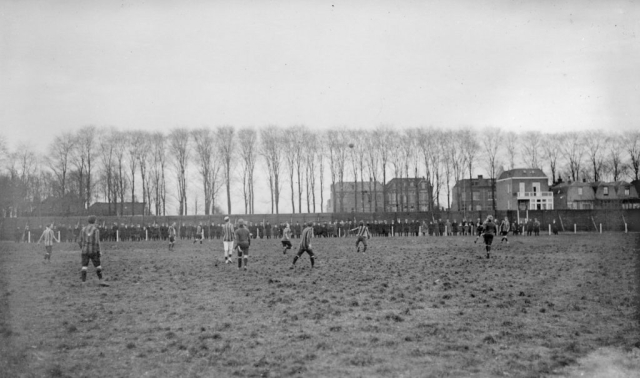 Beeld uit voetbalwedstrijd Wilhelmina in Vught tegen een onbekende tegenstander, 1911-1914