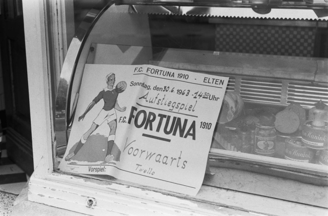 Aanplakbiljet in winkeletalage in Elten voor voetbalwedstrijd FC Fortuna 1910, 4 juli 1963, Harry Pot.