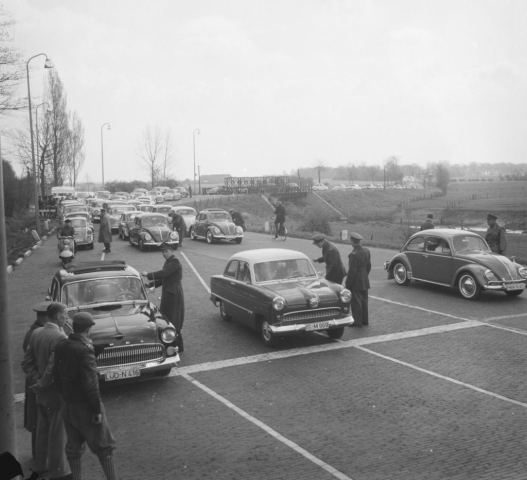 Drukte bij grenspost Elten met Duitse toeristen naar Nederland op Goede Vrijdag, 15 april 1960, Harry Pot.