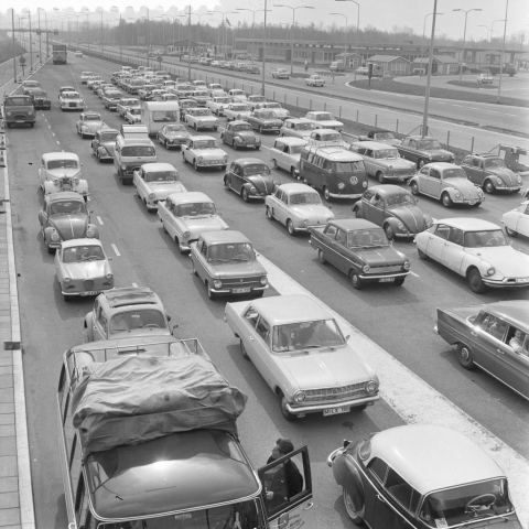 Duitse toeristen bij grensovergang Bergh op de A12 op Goede Vrijdag 27 maart 1964, Erik Koch.