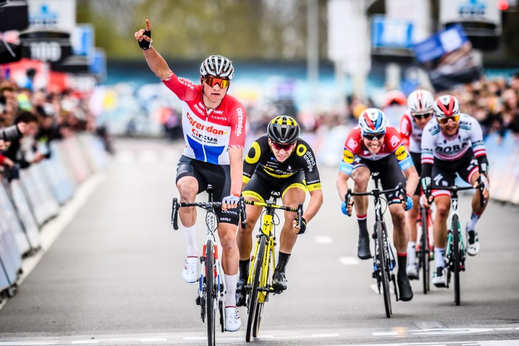 Mathieu van der Poel wint in de trui van de Nederlands kampioen Dwars door Vlaanderen, 3 april 2019