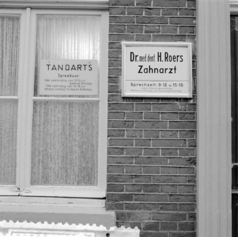 Naamborden tandarts in Duits en Nederlands in Elten,14 februari 1957, Herbert Behrens.