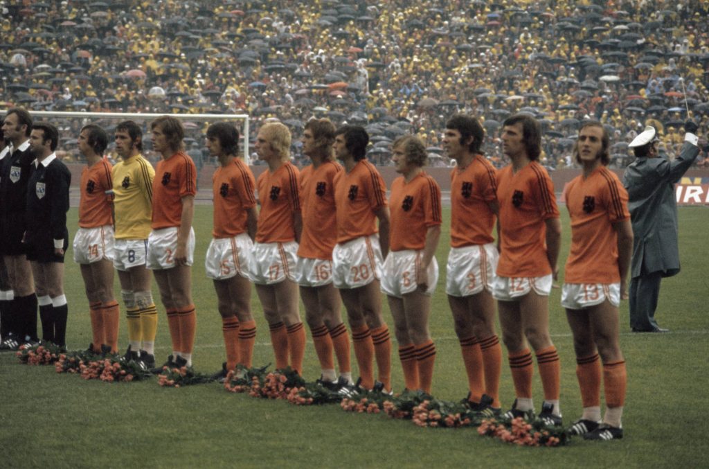 Nederlands elftal tijdens spelen van Wilhelmus voor wedstrijd tegen DDR op WK 1974, 30 juni 1974.
