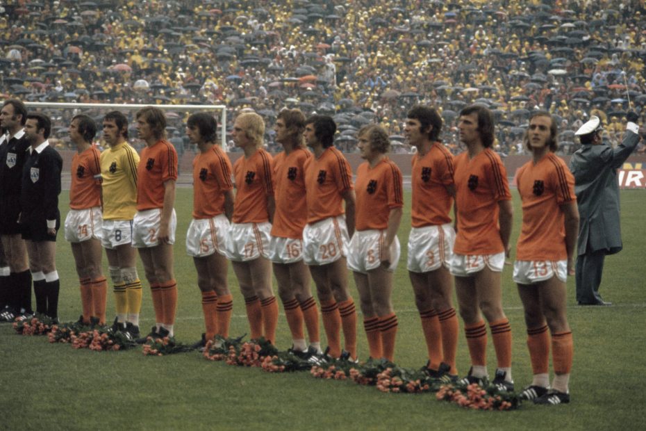 Nederlands elftal tijdens spelen van Wilhelmus voor wedstrijd tegen DDR op WK 1974, 30 juni 1974.