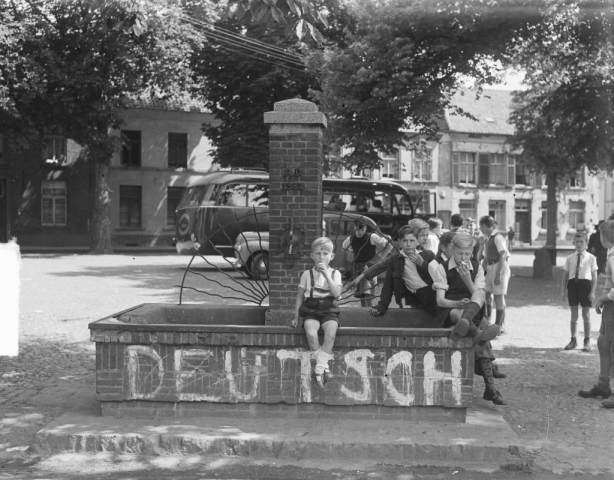 Zichtbaar verzet tegen grenscorrectie op de Markt in Elten, 28 juni 1949, Rolf Winterbergen.