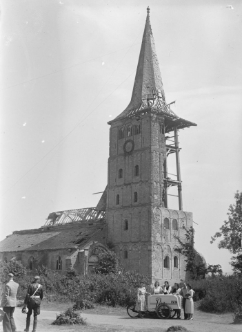 Zomerseizoen in Elten. IJscokar voor Sankt-Vitus kerk in Hoch-Elten, 28 juni 1949, Rolf Winterbergen